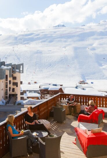 Terrasse avec vue sur la montagne enneigée à Tignes Val Claret.