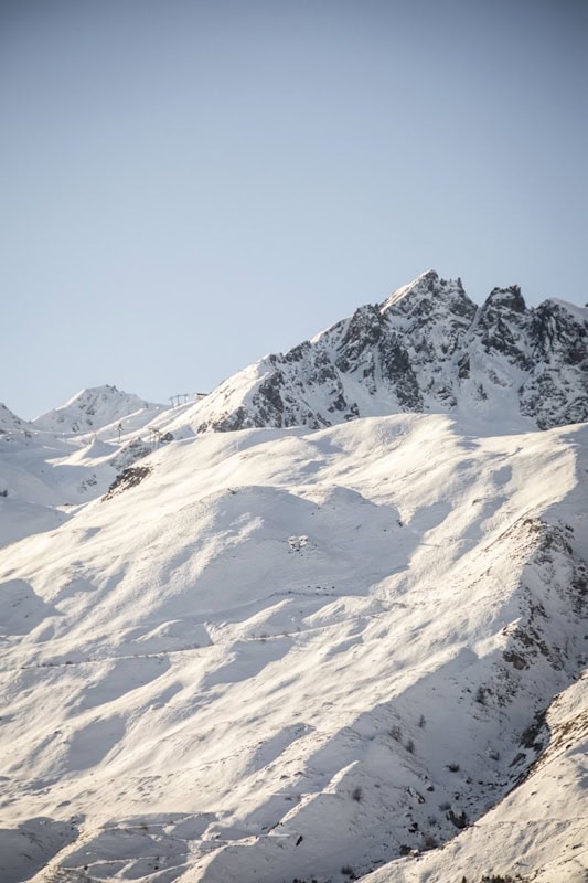 Paysage de montagnes enneigées près de l'hôtel La Vanoise.